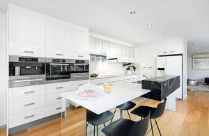 The Boat House Luxury Beachside with Heated pool