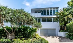 The Boat House Luxury Beachside with Heated pool