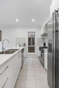 14MP ABNB Style Spacious 5BR Home w Free Parking n 9 min to HomeCo