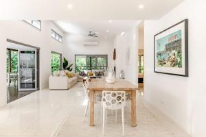 Sleek Stylish Family Beach House Near Junction