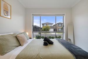 14MP ABNB Style Spacious 5BR Home w Free Parking n 9 min to HomeCo