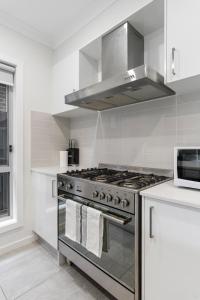 14MP ABNB Style Spacious 5BR Home w Free Parking n 9 min to HomeCo