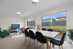 14MP ABNB Style Spacious 5BR Home w Free Parking n 9 min to HomeCo