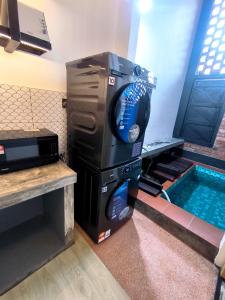 35 Cozy Homestay with projector Pool evcharger
