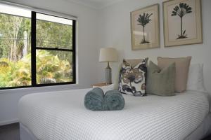 Luxury 3 bedroom townhouse, stroll to beaches