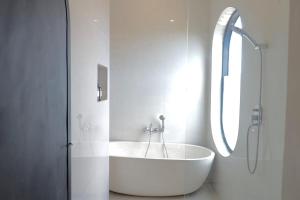 Modern 1BR Loft style with pool in Pegending