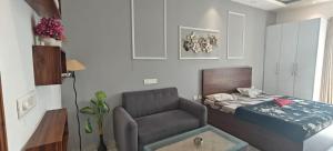 Minimalistic Stay Close to Metro & Couple Friendly