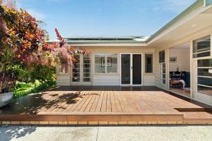 Gem on the Avenue Walking distance to shops and beach