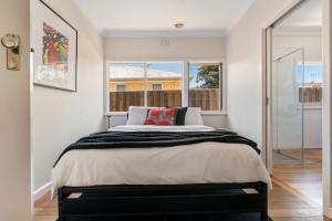 Gem on the Avenue Walking distance to shops and beach