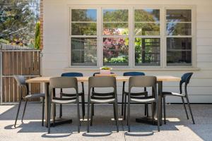 Gem on the Avenue Walking distance to shops and beach