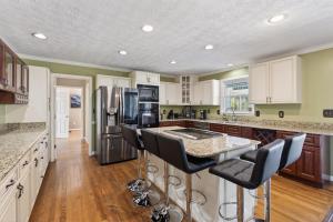 Paradise on Ocean Waterway Huge 5000 sq ft w Private Pool, Boat Dock, Grand Piano, Game Tables, BBQ, 1 acre Yard, Crib, Sleeps 34