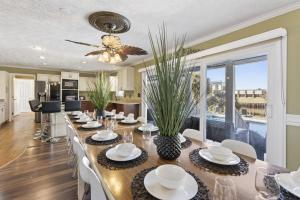 Paradise on Ocean Waterway Huge 5000 sq ft w Private Pool, Boat Dock, Grand Piano, Game Tables, BBQ, 1 acre Yard, Crib, Sleeps 34