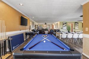 Paradise on Ocean Waterway Huge 5000 sq ft w Private Pool, Boat Dock, Grand Piano, Game Tables, BBQ, 1 acre Yard, Crib, Sleeps 34