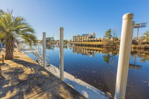 Paradise on Ocean Waterway Huge 5000 sq ft w Private Pool, Boat Dock, Grand Piano, Game Tables, BBQ, 1 acre Yard, Crib, Sleeps 34