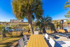 Paradise on Ocean Waterway Huge 5000 sq ft w Private Pool, Boat Dock, Grand Piano, Game Tables, BBQ, 1 acre Yard, Crib, Sleeps 34