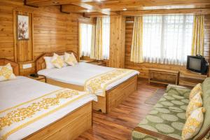 Hotel B-R-O-A-D-W-A-Y - Residency Mall Road Mountain Valley View Darjeeling - Luxury & Spacious - A Top Rated Premium Room