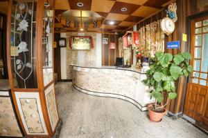 Hotel B-R-O-A-D-W-A-Y - Residency Mall Road Mountain Valley View Darjeeling - Luxury & Spacious - A Top Rated Premium Room