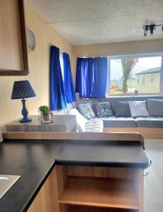 Superb 8 Berth Caravan At Sand Le Mere Holiday Park, Yorkshire Ref 71003I