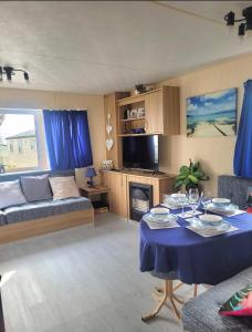 Superb 8 Berth Caravan At Sand Le Mere Holiday Park, Yorkshire Ref 71003I