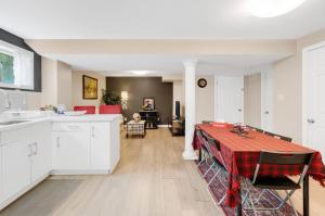 Comfortable Basement Private Room with Ensuite Near Plaza