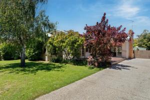 Gem on the Avenue Walking distance to shops and beach