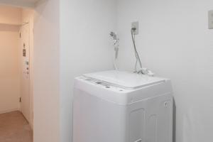 -Higashi Shinjuku 1009-