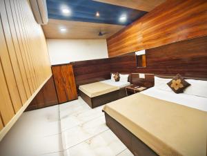 HOTEL OM PALACE MAHAKALESHWAR TEMPlE