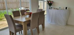 골드코스트 Quiet Spacious Room in a Shared Family Home in Yarrabilba 게스트하우스 로비