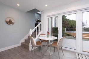 Luxury Modern 2-Bedroom Suite Near Transit & Shops