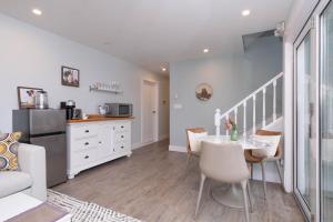 Luxury Modern 2-Bedroom Suite Near Transit & Shops