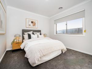 Stylish 3BR Near GV Health, Golf & Sports Precinct