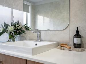 Stylish 3BR Near GV Health, Golf & Sports Precinct