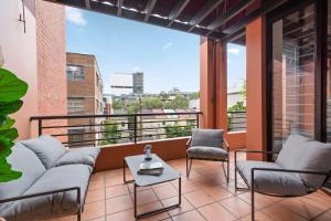 Bright Surry Hills Flat with Great Balcony & Views