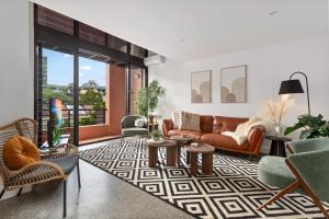 Bright Surry Hills Flat with Great Balcony & Views