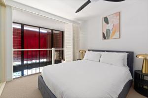 Bright Surry Hills Flat with Great Balcony & Views