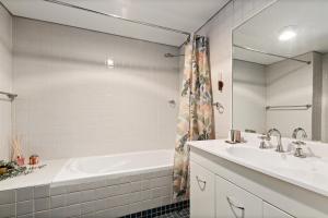 Bright Surry Hills Flat with Great Balcony & Views