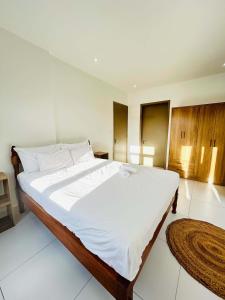 Sunset Views 2BR Apt - 7mins Walk to Beach - KS5