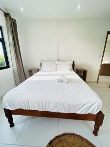 Sunset Views 2BR Apt - 7mins Walk to Beach - KS5