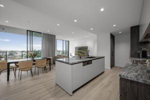 Ocean Glimpse - A Designer Sub-Penthouse at 333STK