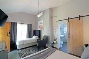 The Chameleon Stay @107