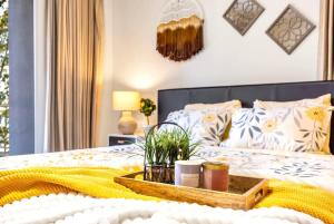 Purple House w Water View 3 Decks Gym UW