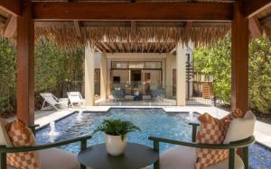 Balmoral Tropical Haven Sun, Pool & Serenity