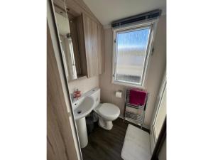 Modern 3-Bedroom Caravan Near Beach at Ty Mawr Holiday Park