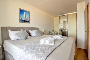 Split Žnjan Beachfront Balcony Apt 2plus2 Sea View