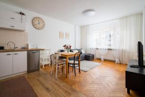 Twarda Downtown Apartment by BookingHost