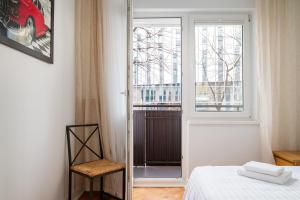 Twarda Downtown Apartment by BookingHost