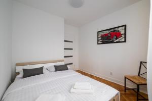 Twarda Downtown Apartment by BookingHost