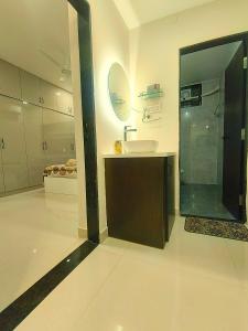 Signature Luxury 2BHK with Balcony & Parking for Elite Stays 1S