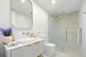 Luxury 2Bed 2bath Apartment with Distance Harbour Bridge View 6km from CBD