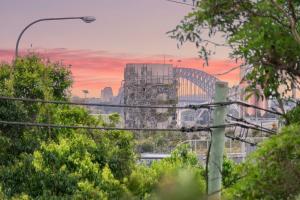 Luxury 2Bed 2bath Apartment with Distance Harbour Bridge View 6km from CBD